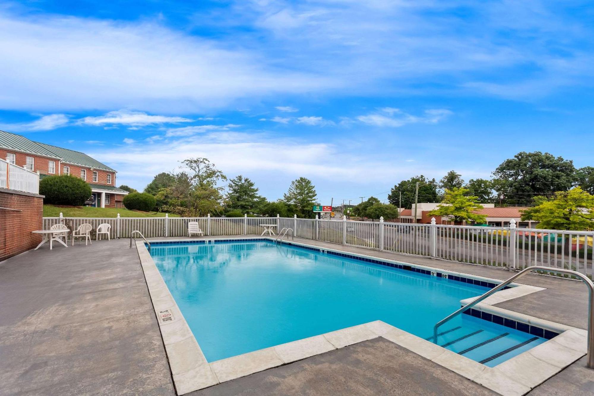 Econo Lodge Waynesboro - Skyline Drive Екстериор снимка