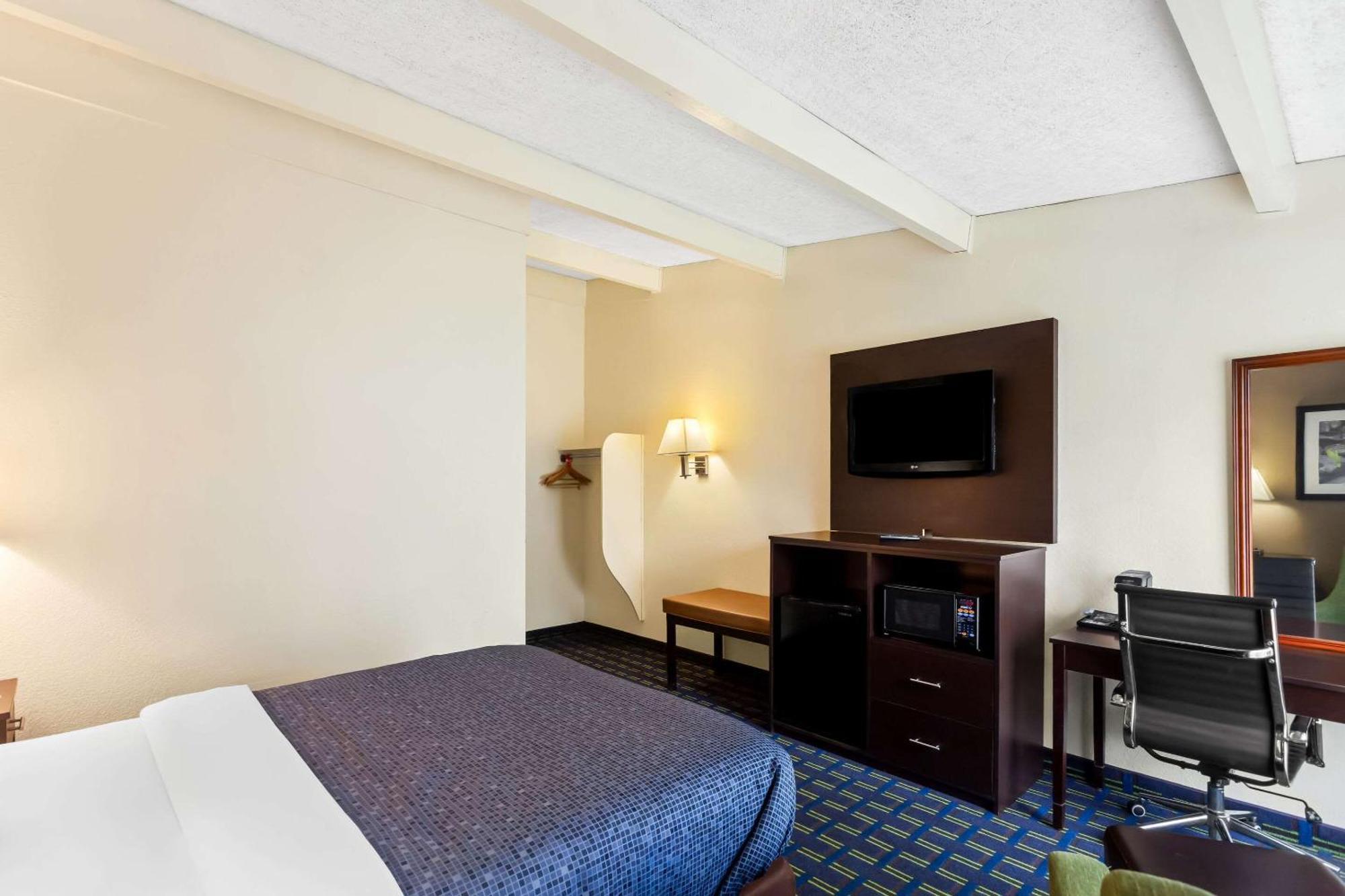 Econo Lodge Waynesboro - Skyline Drive Екстериор снимка